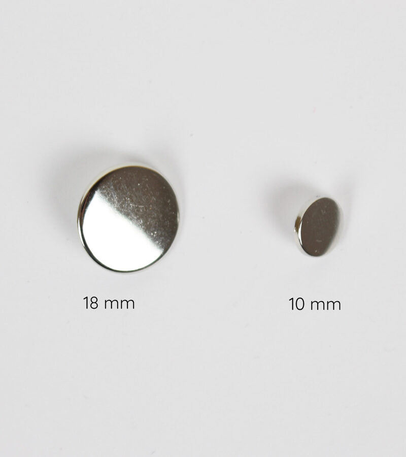 Boutons métal argent plat