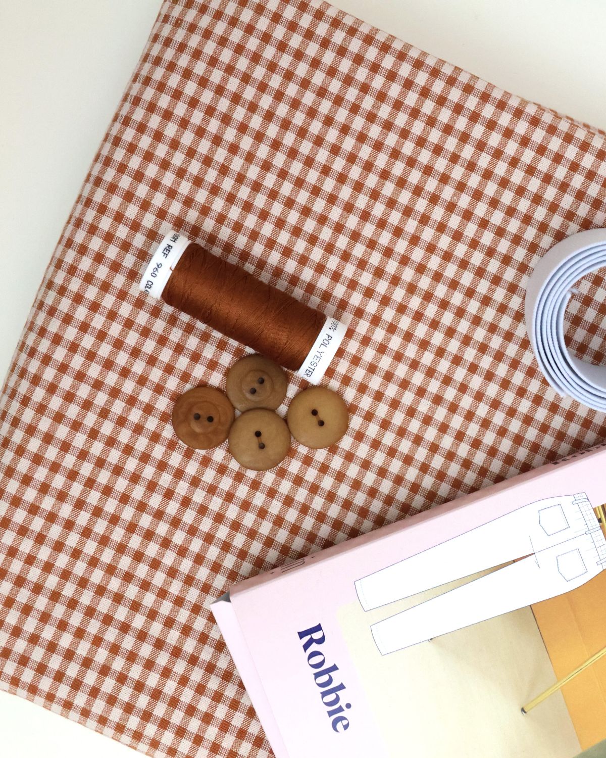 Kit-Robbie-vichy-camel