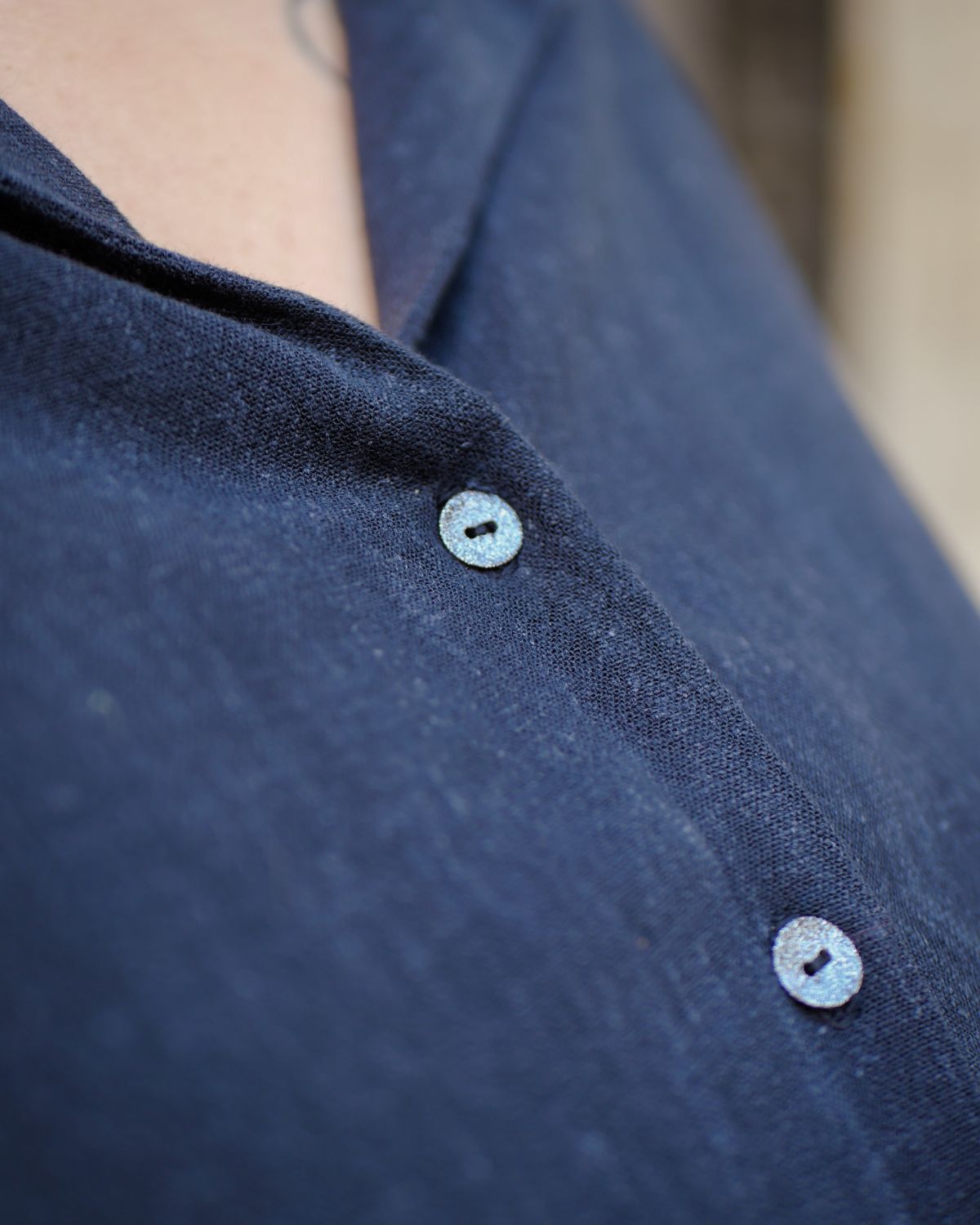 Sunday-bleu-marine-zoom-col