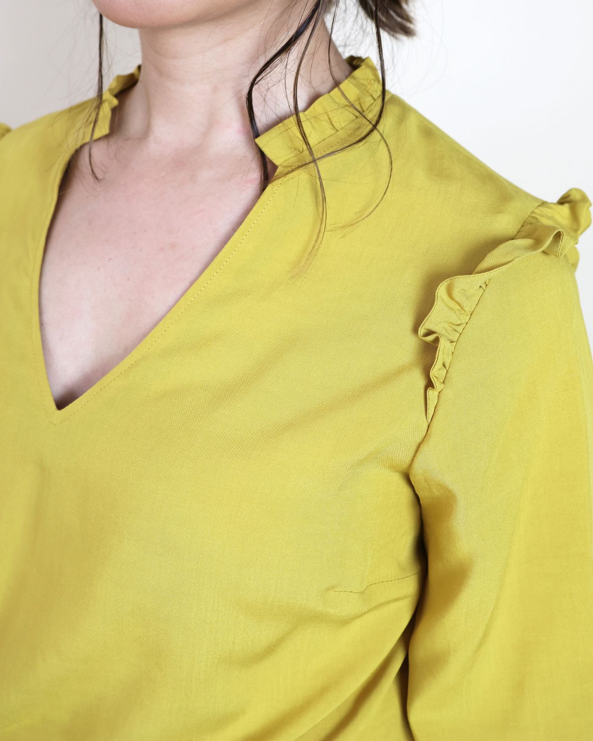 Kit-Erika-ocre-zoom-épaules