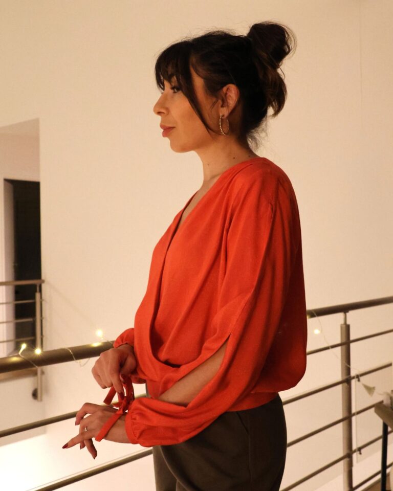 Blouse-Satine-shiny-rouge-manches