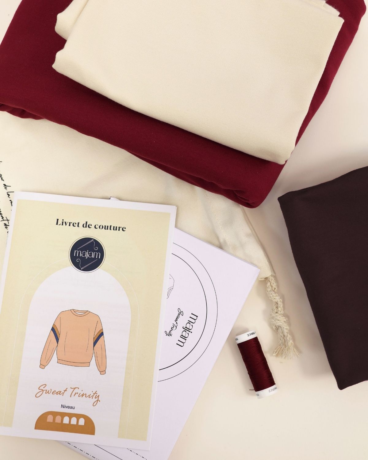 Sweat-Trinity-Burgundy-contenu