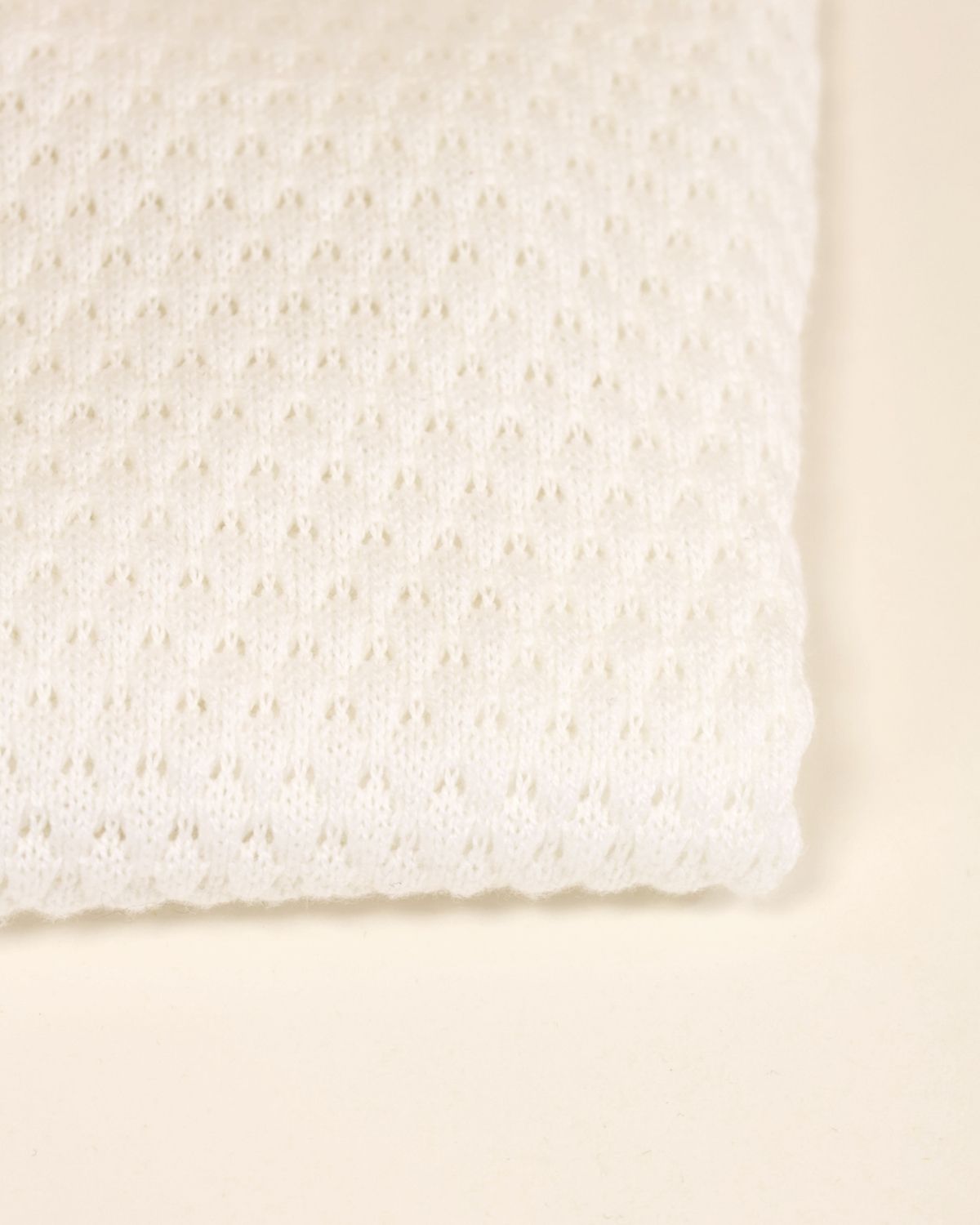 Maille-ajourée-blanche-zoom