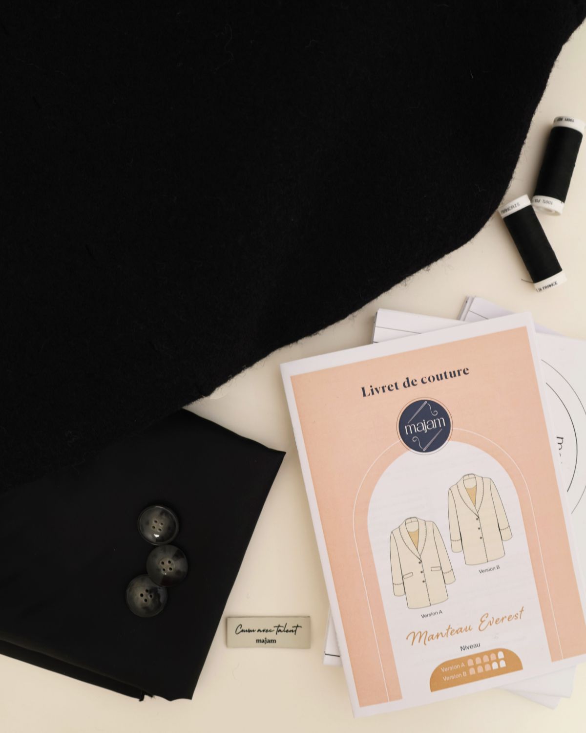 Kit-manteau-Everest-noir-contenu