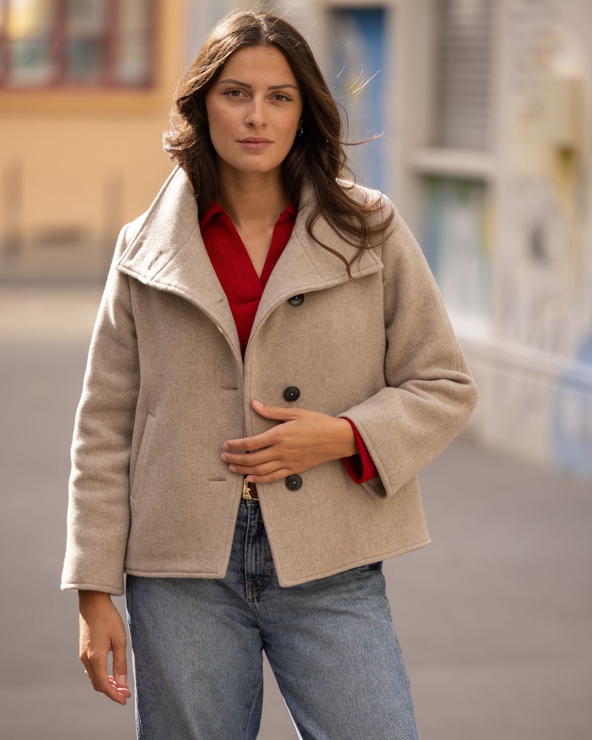 Mantel-Etna-beige-Pullover-Club-rot